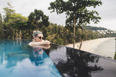 Frau entspannt im Infinity-Pool, Nai Thon Beach, Phuket, Thailand - CHPF00617