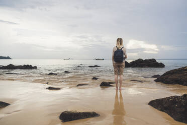 Rückansicht einer Frau am Strand von Nai Thon Beach, Phuket, Thailand - CHPF00622