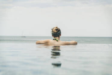 Rückansicht einer Frau im Infinity-Pool, Koh Lanta, Thailand - CHPF00632