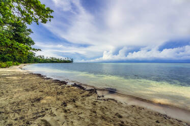 Papua-Neuguinea, Trobriand-Inseln, Kitava-Insel, leerer Strand - THAF02715