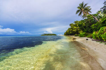 Papua-Neuguinea, Trobriand-Inseln, Kitava-Insel, Strand - THAF02716