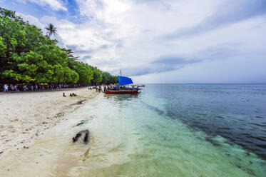 Papua-Neuguinea, Trobriand-Inseln, Insel Kitava, Strand mit Touristen und Booten - THAF02720