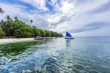 Papua-Neuguinea, Trobriand-Inseln, Insel Kitava, Strand mit Touristen und Booten - THAF02721