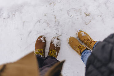 Paar trägt Lederstiefel im Winter - KNTF04177