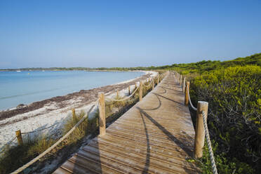 Holzpromenade am Strand von Son Saura, Menorca, Spanien - RAEF02323