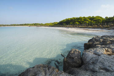 Blick auf den Strand Son Saura, Menorca, Spanien - RAEF02324