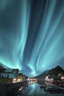 Norwegen, Vesteralen-Archipel, Insel Langoya, Nyksund, Nordlicht über Fischerdorf - JRAF00012