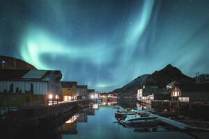 Norway, Vesteralen archipelago, Langoya island, Nyksund, Northern lights above fishing village - JRAF00013