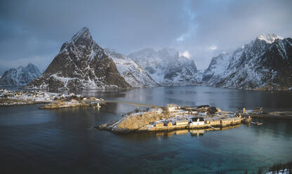 Norwegen, Moskenes, Lofoten Inseln, Sakrisoy, Fischerdorf bei Sonnenaufgang im Winter - JRAF00016