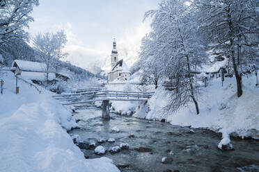 Deutschland, Bayern, Ramsau bei Berchtesgaden, Kirche St. Sebastian im Tiefschnee - JRAF00023