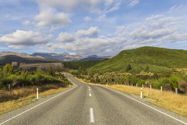 Neuseeland, Ozeanien, Südinsel, Südland, Fiordland National Park, Leere Straße in Landschaft - FOF11752