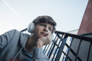 Porträt eines Teenagers mit Kopfhörern, nachdenklich - ANHF00178