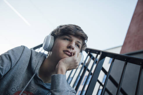 Portrait of teenager with headphones, thoughtful - ANHF00178