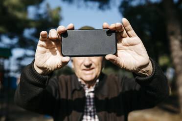 Alter Mann fotografiert mit seinem Smartphone - JRFF04111