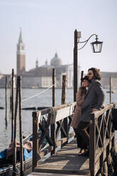 Junges Paar an der Uferpromenade in Venedig, Italien - MAUF03260