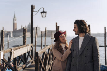 Junges Paar an der Uferpromenade in Venedig, Italien - MAUF03262