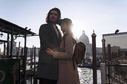Verliebtes junges Paar am Wasser in Venedig, Italien, lizenzfreies Stockfoto