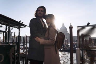 Verliebtes junges Paar am Wasser in Venedig, Italien - MAUF03276