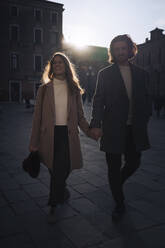 Junges Paar beim Besuch der Stadt Venedig, Italien, bei Sonnenuntergang - MAUF03281