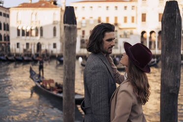 Verliebtes junges Paar am Canal Grande in Venedig, Italien - MAUF03296