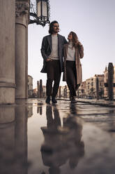 Junges Paar beim Besuch der Stadt Venedig, Italien - MAUF03301