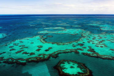 Australien, Queensland, Luftaufnahme des Great Barrier Reef - THAF02730