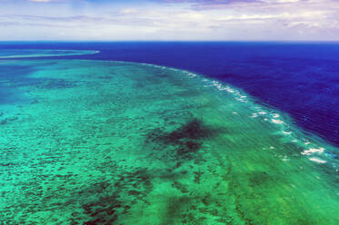 Australien, Queensland, Luftaufnahme des Great Barrier Reef - THAF02735