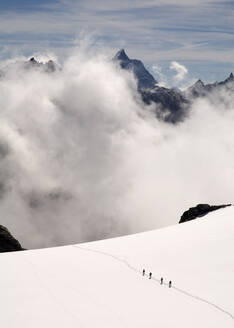 Reihe von Wanderern, Arolla, Walliser Alpen, Schweiz - ALRF01705