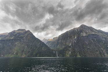 Neuseeland, Ozeanien, Südinsel, Südland, Fiordland National Park, Milford Sound, Stirling Falls - FOF11765