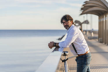 Man with fixie on a jetty - DLTSF00437