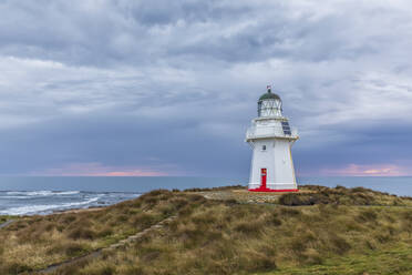 Neuseeland, Ozeanien, Südinsel, Südland, Otara, Waipapa Point Leuchtturm bei Sonnenuntergang - FOF11792