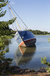 Segelboot an der Küste - JOHF07451