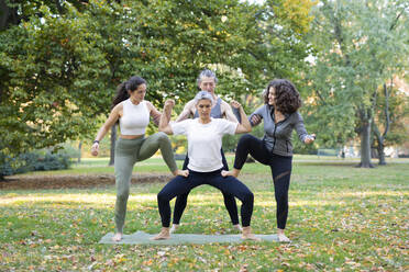 Gruppe von Frauen beim Sport im Park - JOHF07530