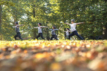 Eine Gruppe von Frauen praktiziert Yoga im Park - JOHF07533