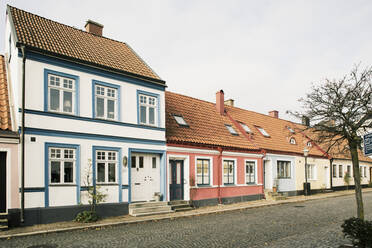 Häuser entlang der Kopfsteinpflasterstraße - JOHF07559