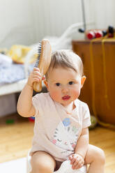 Baby Mädchen schaut in die Kamera - JOHF07596