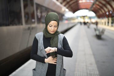 Woman at train station - JOHF07609