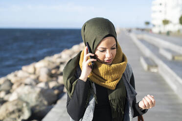 Frau benutzt Telefon - JOHF07612