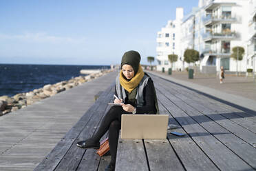 Woman at promenade - JOHF07624