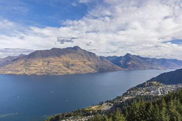 Neuseeland, Otago, Queenstown, Stadt am Ufer des Lake Wakatipu mit Cecil Peak und Walter Peak im Hintergrund - FOF11804