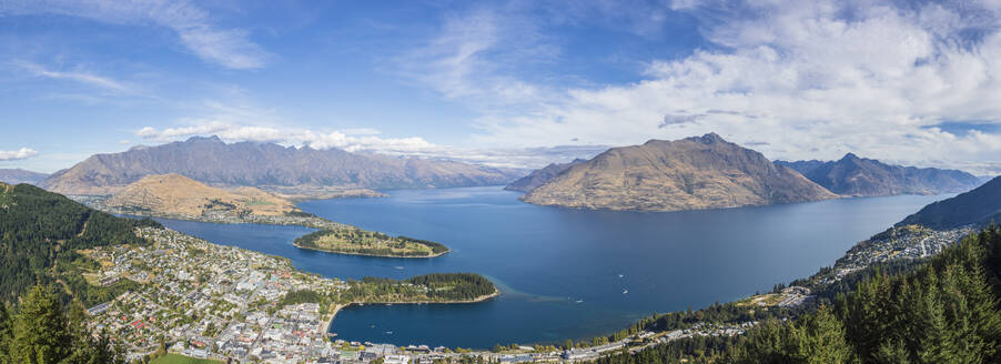 New Zealand, Otago, Queenstown, Panorama of lakeshore town with Cecil Peak and Walter Peak in background - FOF11805