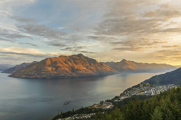 New Zealand, Otago, Queenstown, Town on shore of Lake Wakatipu with Cecil Peak and Walter Peak in background - FOF11806