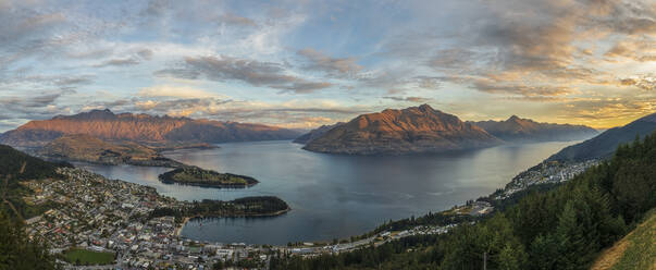 New Zealand, Otago, Queenstown, Panorama of lakeshore town with Cecil Peak and Walter Peak in background - FOF11807