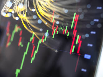 Nahaufnahme eines Computermonitors mit Börsendiagrammen - ABRF00676