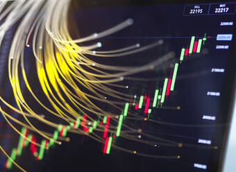 Nahaufnahme eines Computermonitors mit Börsendiagrammen - ABRF00678