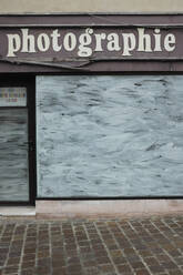 Frankreich, Bretagne, Audierne, Retro-Fotogeschäft geschlossen mit Schaufensterscheibe mit weißer Farbe gemalt - GISF00502