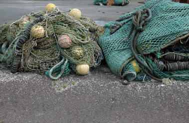 Frankreich, Bretagne, Audierne, Fischernetze und Bojen im Hafen - GISF00505