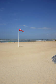 Belgien, Ostende - Windsack am Strand mit Seebrücke im Hintergrund - GISF00510