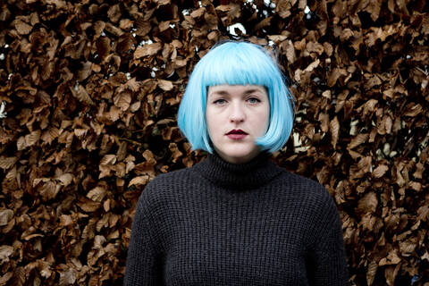 Junge Frau mit blauer Perücke, lizenzfreies Stockfoto