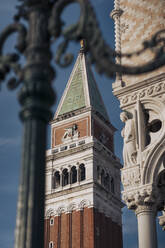 Italien, Venedig, Blick von unten auf den Campanile di San Marco - MAUF03316